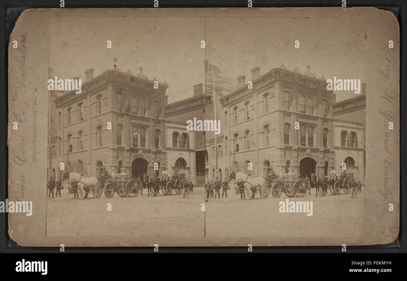 Questa immagine stereoscopica della collezione Robert N. Dennis cattura i primi motori antincendio e le scale in azione, mostrando attrezzature antincendio d'epoca. Fornisce un'istantanea storica dei servizi antincendio e della vita urbana nel XIX secolo. Foto Stock