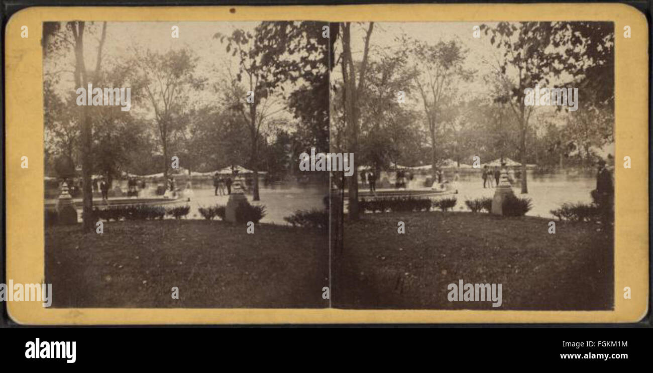 Vista della fontana e tende, al Central Park di New York City, da Robert N. Dennis raccolta di vista stereoscopica 2 Foto Stock