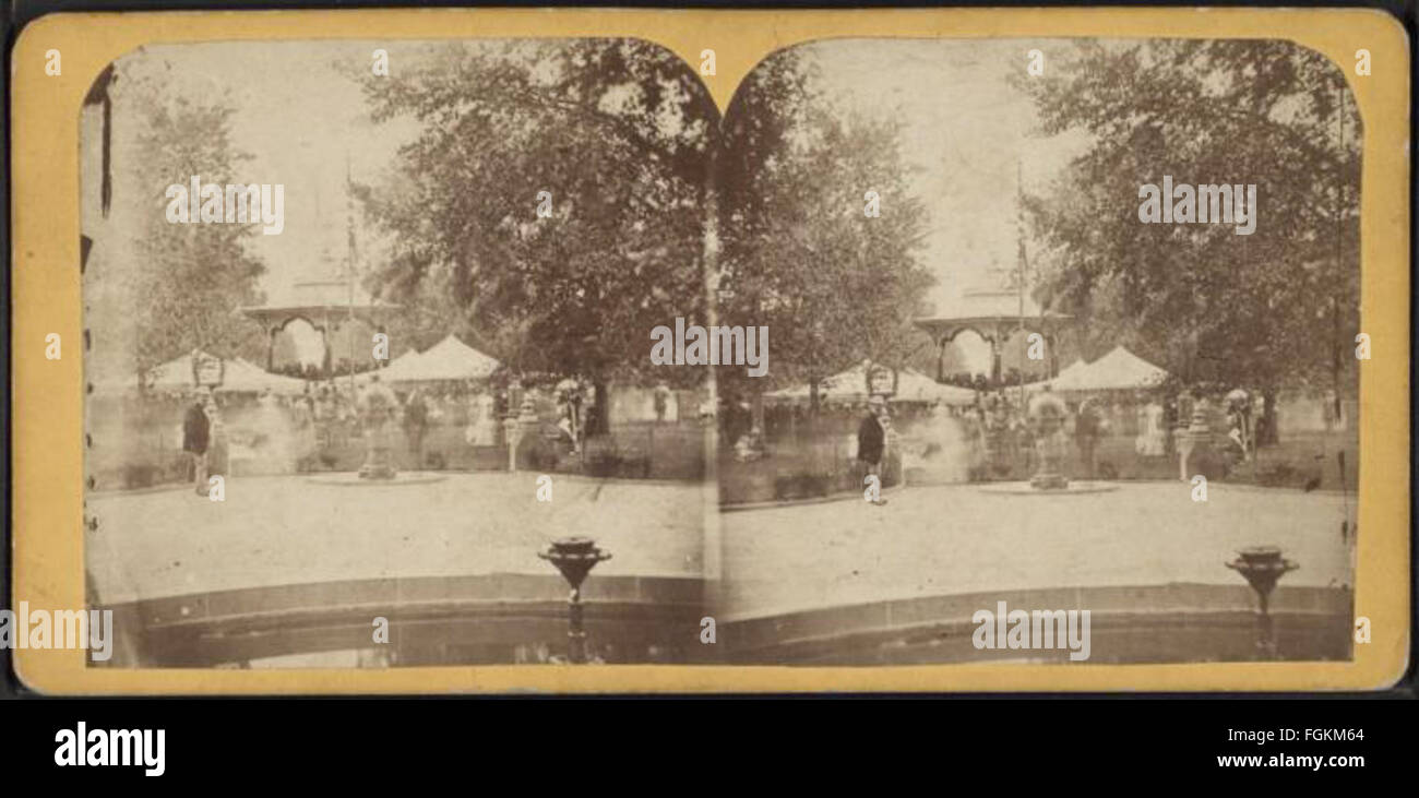 Vista della fontana e tende, al Central Park di New York City, da Robert N. Dennis raccolta di vista stereoscopica Foto Stock