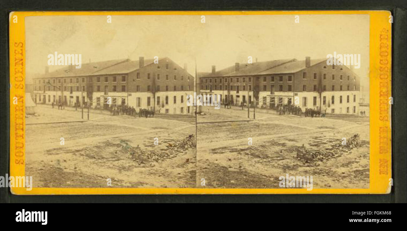 Questa fotografia, scattata da Alexander Gardner, mostra la prigione di Libby a Richmond, Virginia, durante la guerra civile. La prigione era nota per le sue dure condizioni, che ospitavano prigionieri di guerra dell'Unione. Foto Stock