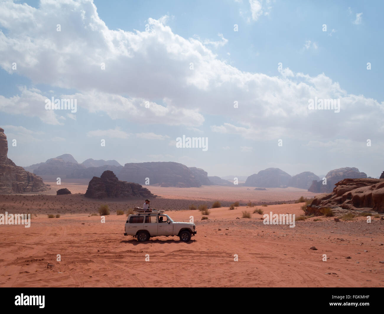 Un pick-up auto nel Wadi eseguire il paesaggio del deserto Foto Stock