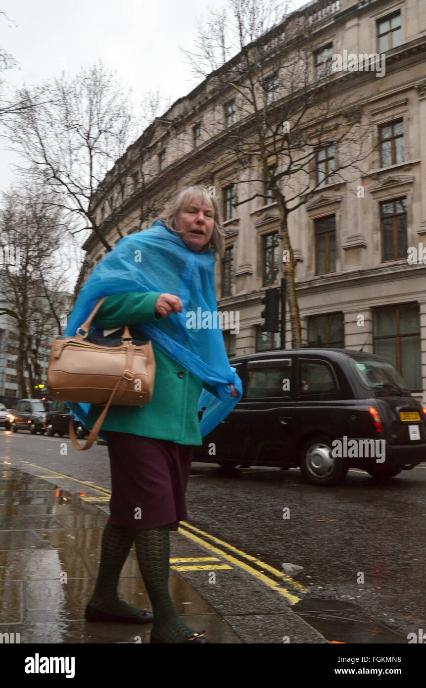 Londra, UK, 20 febbraio 2016, il vento e la pioggia a Londra come mini onda di calore previsto. Credito: JOHNNY ARMSTEAD/Alamy Live News Foto Stock