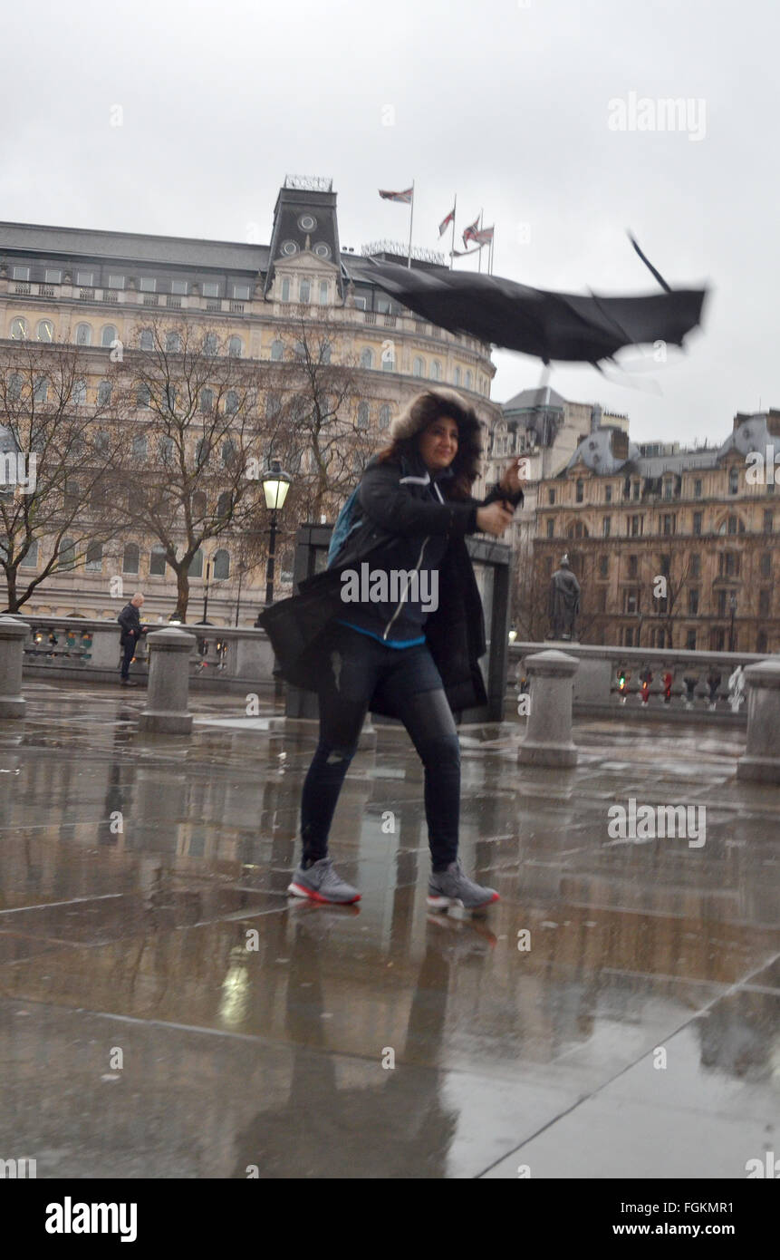 Londra, UK, 20 febbraio 2016, su Trafalgar Square. Il vento e la pioggia a Londra come mini onda di calore previsto. Credito: JOHNNY ARMSTEAD/Alamy Live News Foto Stock