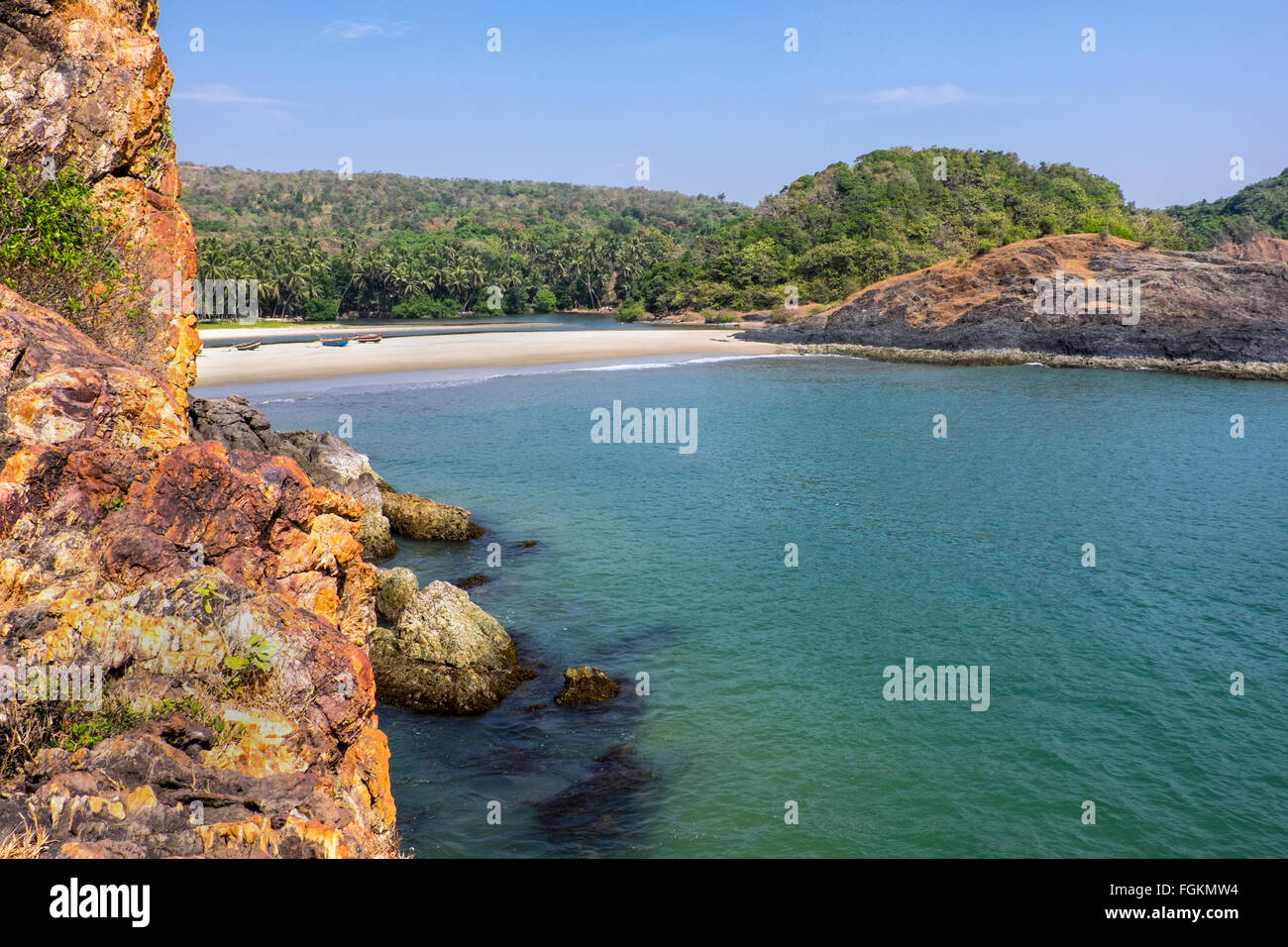 Vicino a spiaggia deserta sulla costa di Konkan in nello stato di Maharashtra, India meridionale Foto Stock