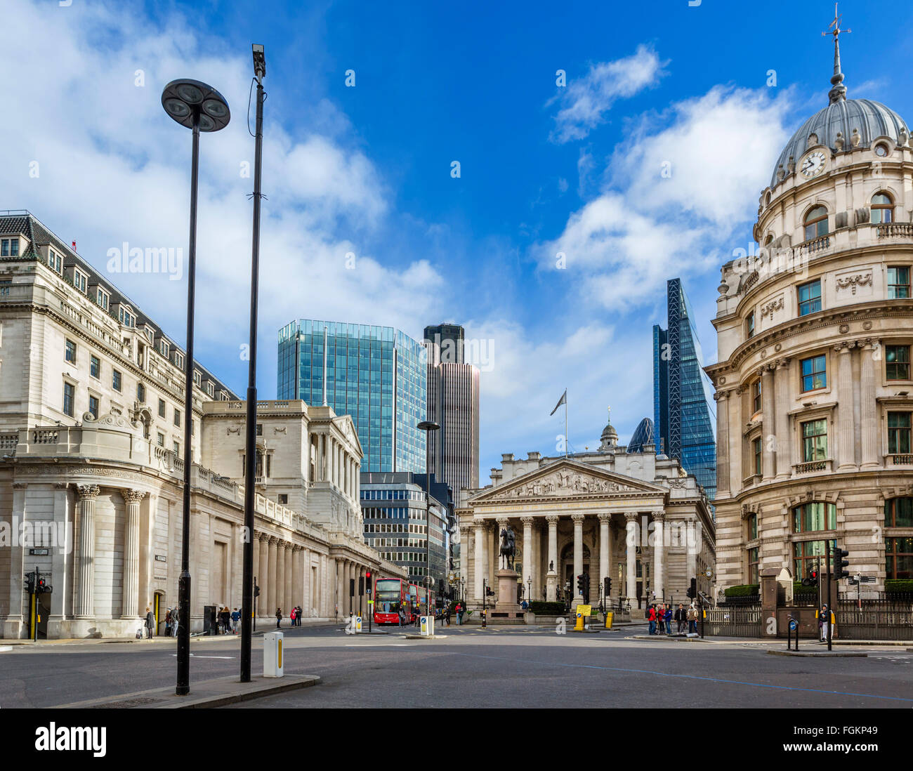 Città di Londra (il distretto finanziario) da Mansion House St con Bank of England (sinistra) e Royal Exchange (centro), London, Regno Unito Foto Stock