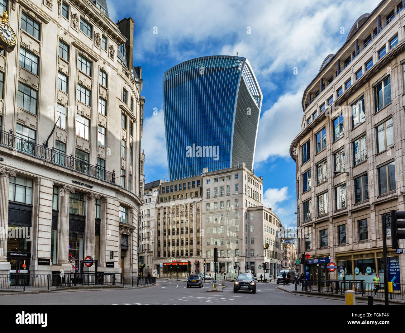 La città di Londra da King William St guardando verso il walkie talkie edificio (20 Fenchurch St), London, England, Regno Unito Foto Stock