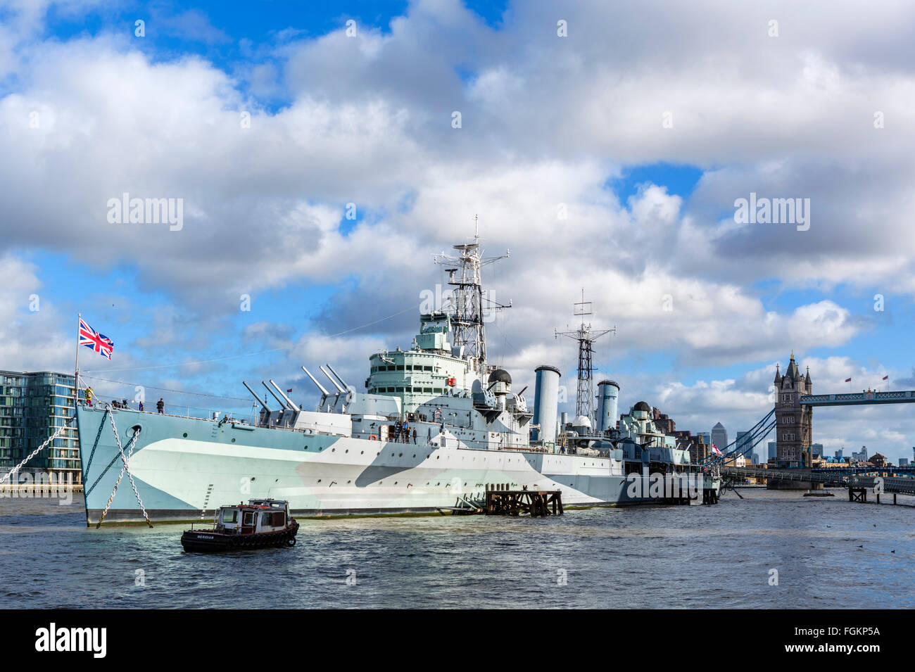 HMS Belfast, una nave museo ormeggiato sul fiume Tamigi vicino al Tower Bridge, London, England, Regno Unito Foto Stock