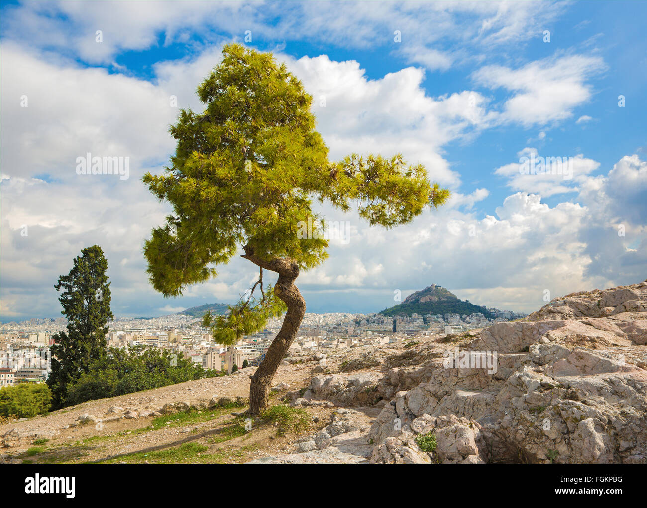 Atene - Outlook dal areopago hill per Likavittos hill e la cloudscape Foto Stock