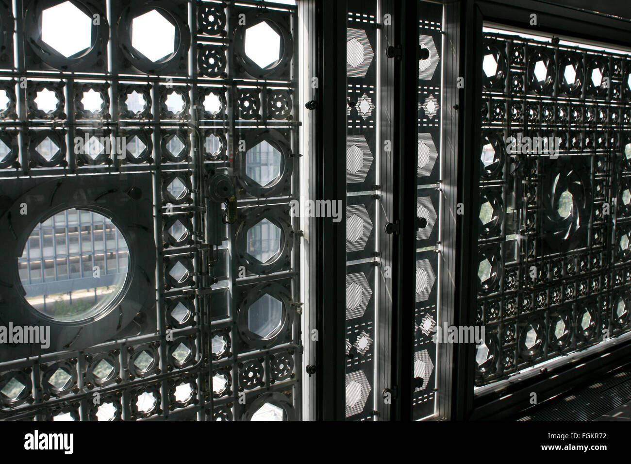 Vetri interni all'Istituto del Mondo Arabo, Parigi, includono foto-sensibile controllato da motore aperture che spia di controllo. Foto Stock