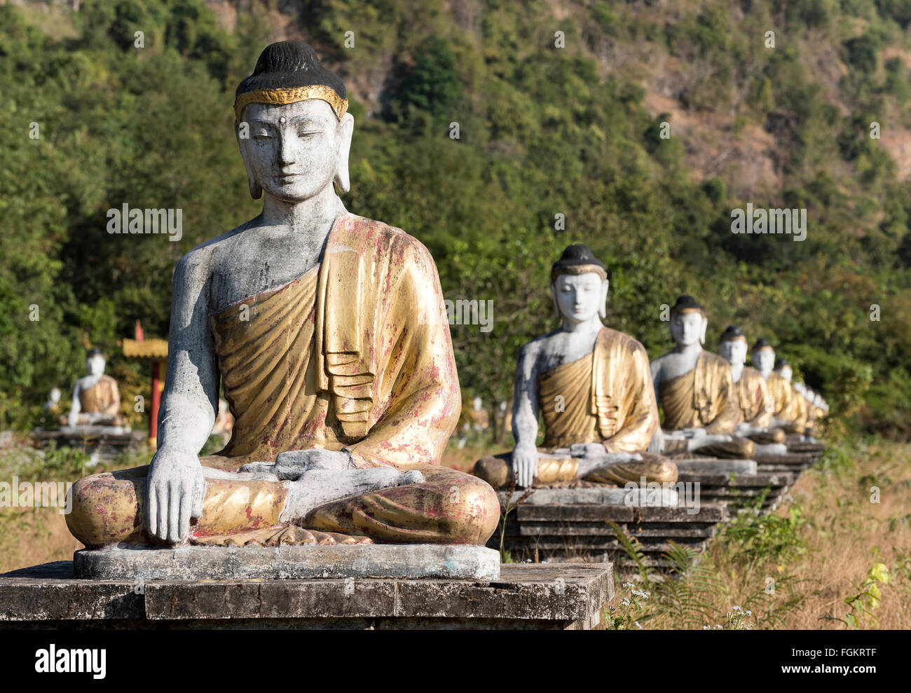 Statue di Buddha allineate in righe ai piedi del monte Zwegabin, di Hpa-an, Karen (Kayin) Stato, Birmania Foto Stock