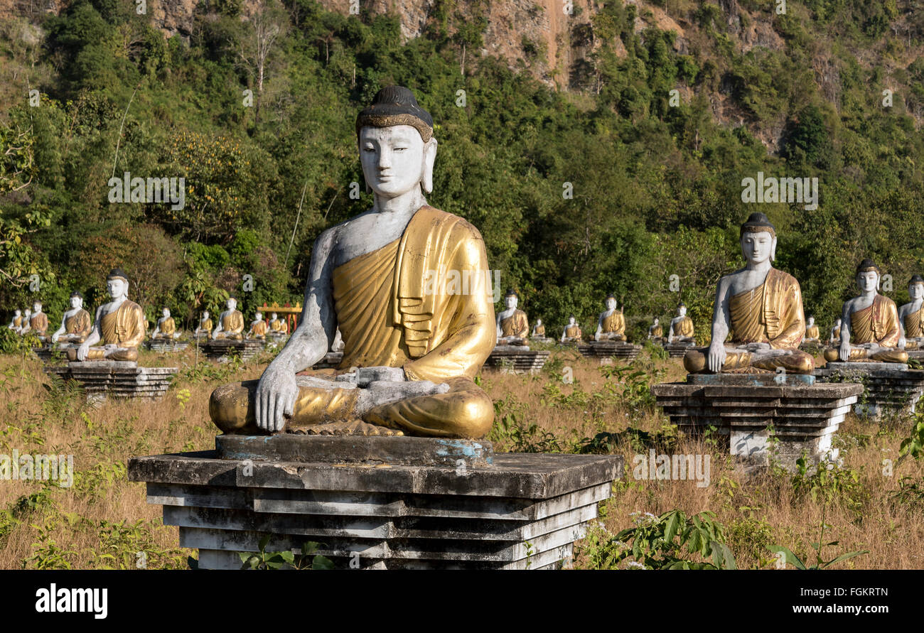 Statue di Buddha allineate in righe ai piedi del monte Zwegabin, di Hpa-an, Karen (Kayin) Stato, Birmania Foto Stock