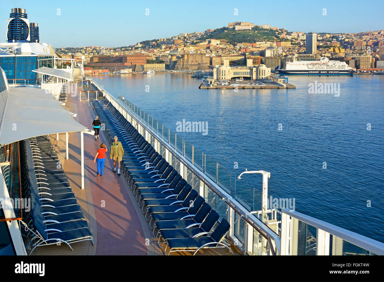 Crociera deck molto presto la mattina walkers & un pareggiatore di esercizio lungo contrassegnato nave da crociera di circuito come liner arriva al porto di Napoli Italia Foto Stock