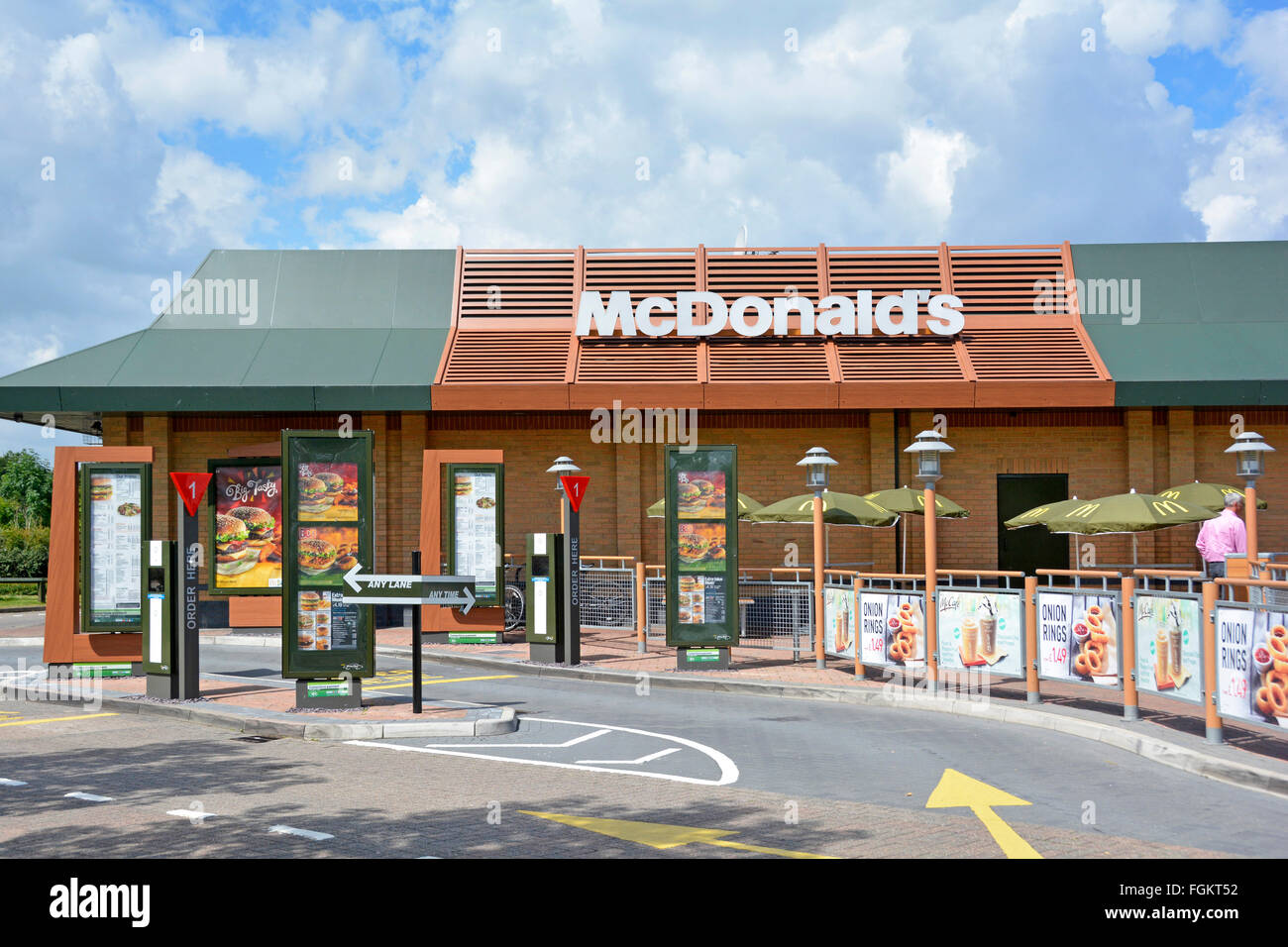 McDonalds attraversa un moderno ristorante fast food che costruisce pannelli pubblicitari all'aperto a Milton Keynes, Buckinghamshire, Inghilterra, Regno Unito Foto Stock