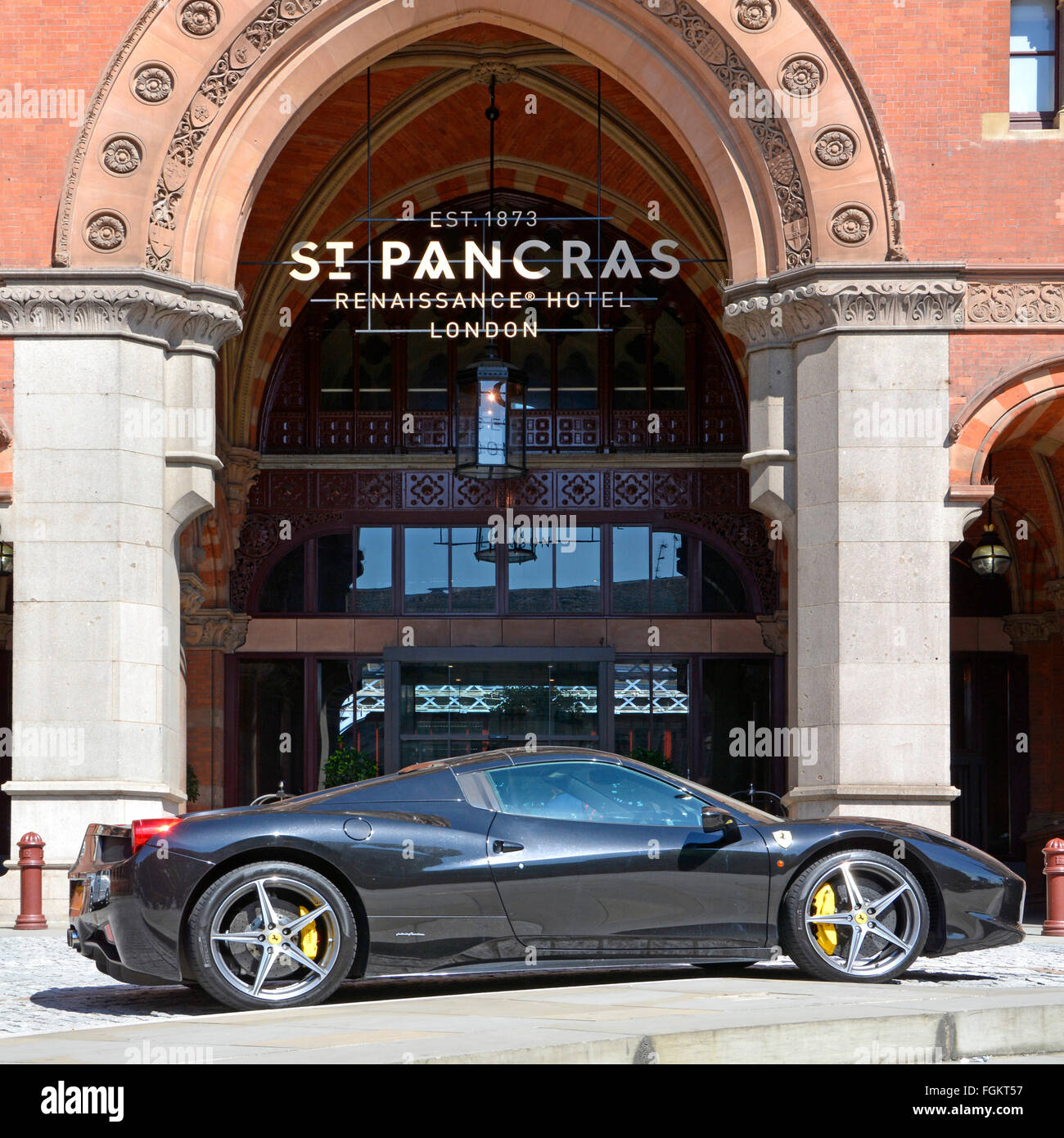 La Ferrari del lusso italiano sport auto parcheggiate al di fuori di St Pancras Renaissance Hotel situato davanti al terminal Eurostar St Pancras Camden Londra Inghilterra REGNO UNITO Foto Stock