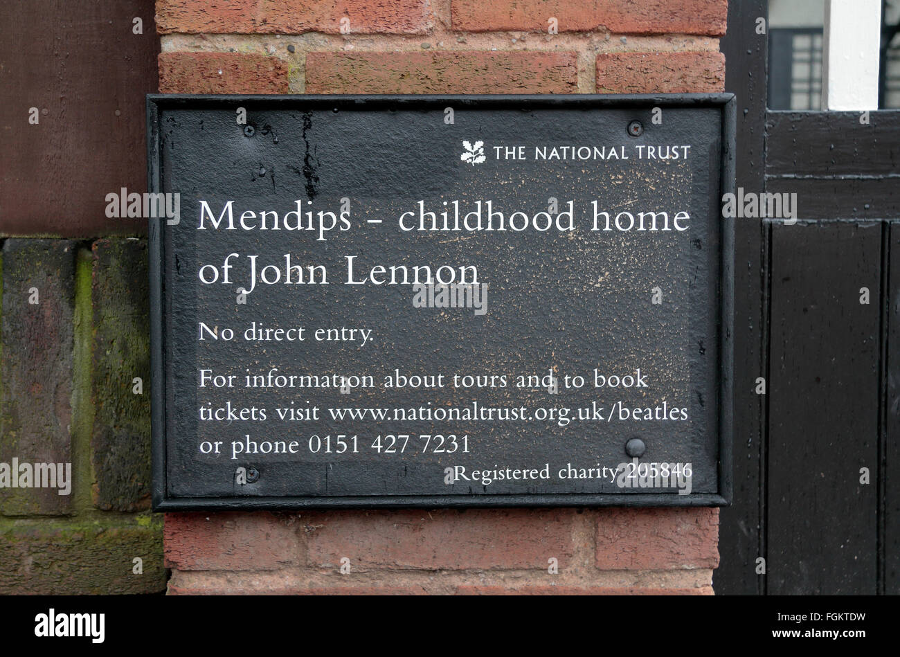 Mendips National Trust segno esterno 251 Menlove Avenue, la casa d'infanzia di John Lennon, (membro del Beatles), Liverpool, Regno Unito. Foto Stock