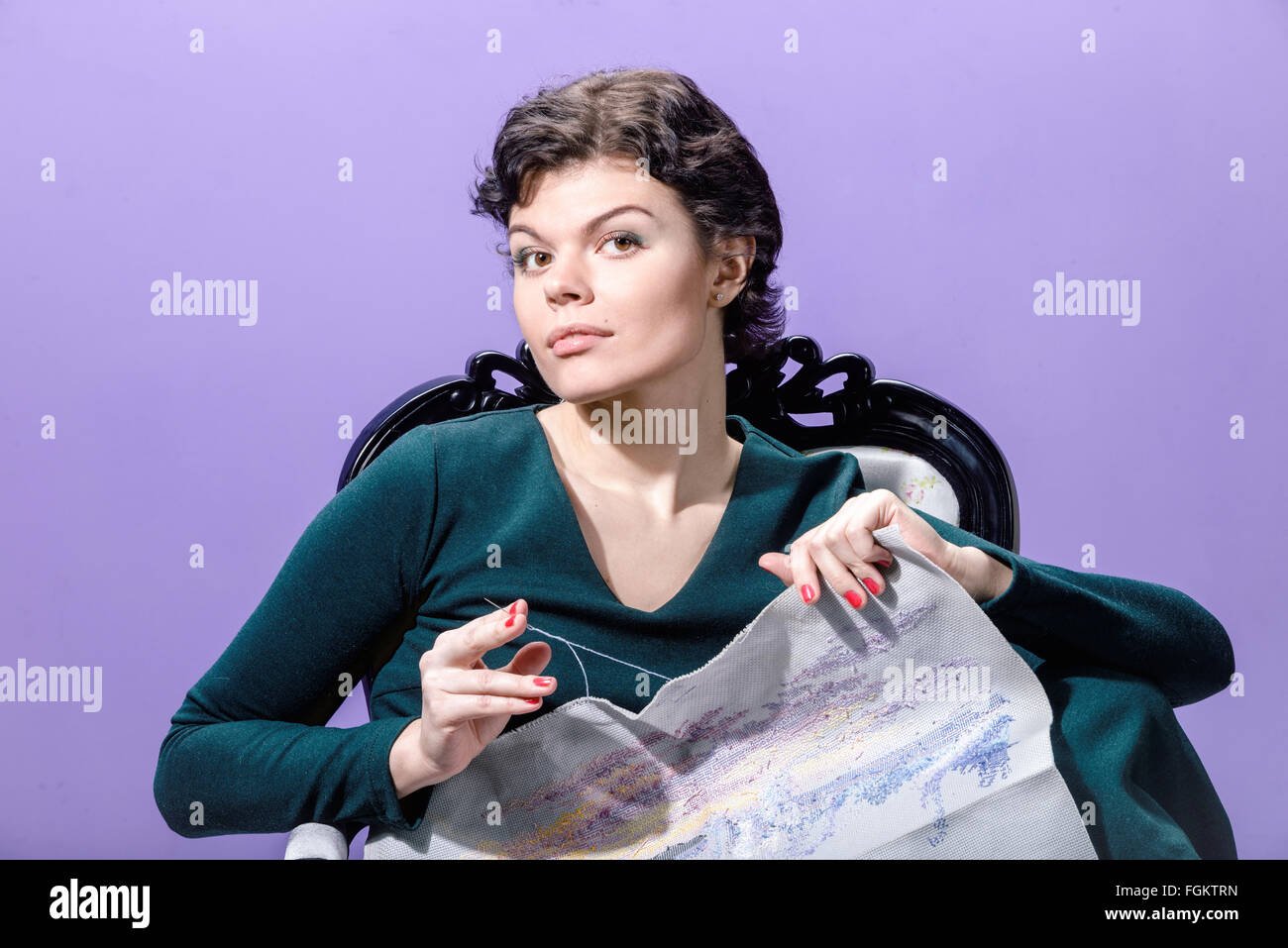 Ragazza con lavorazione a maglia Foto Stock