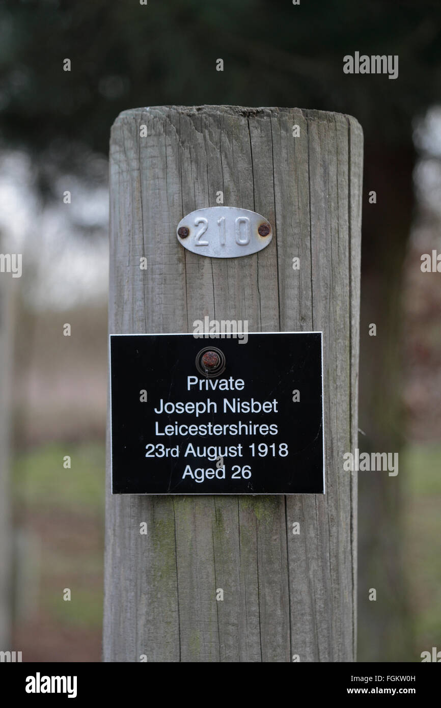 Marcatore per un soldato sul 'Shot all'alba Memorial' presso il National Memorial Arboretum, Alrewas, Staffordshire, Regno Unito. Foto Stock