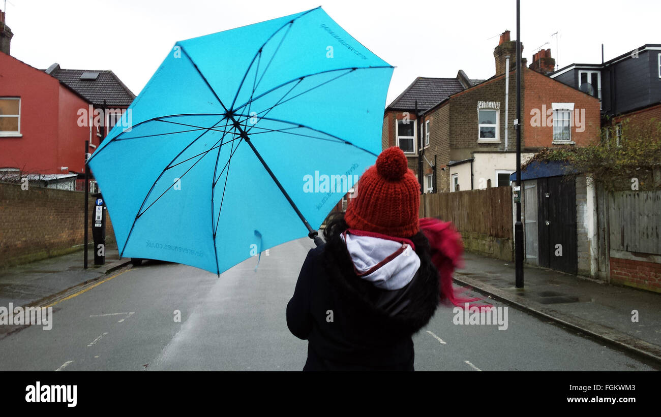 Londra, UK, 20 Febbraio 2016 - il vento e la pioggia nel nord di Londra come mini ondata di calore prevista per domenica 21 febbraio 2016. Credito: Dinendra Haria/Alamy Live News Foto Stock