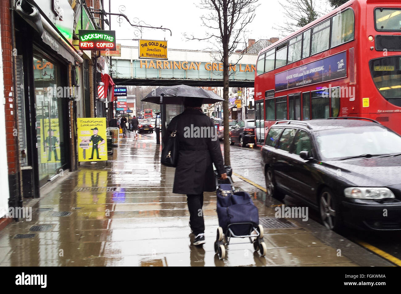 Londra, UK, 20 Febbraio 2016 - il vento e la pioggia nel nord di Londra come mini ondata di calore prevista per domenica 21 febbraio 2016. Credito: Dinendra Haria/Alamy Live News Foto Stock