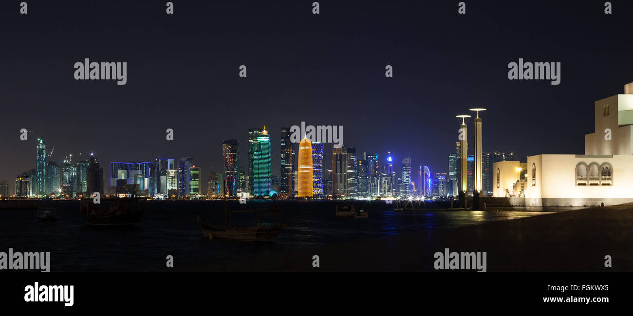 Visione notturna del quartiere finanziario e il West Bay aree di Doha, Qatar - Visto da Al Corniche accanto al Museo di Arte islamica Foto Stock