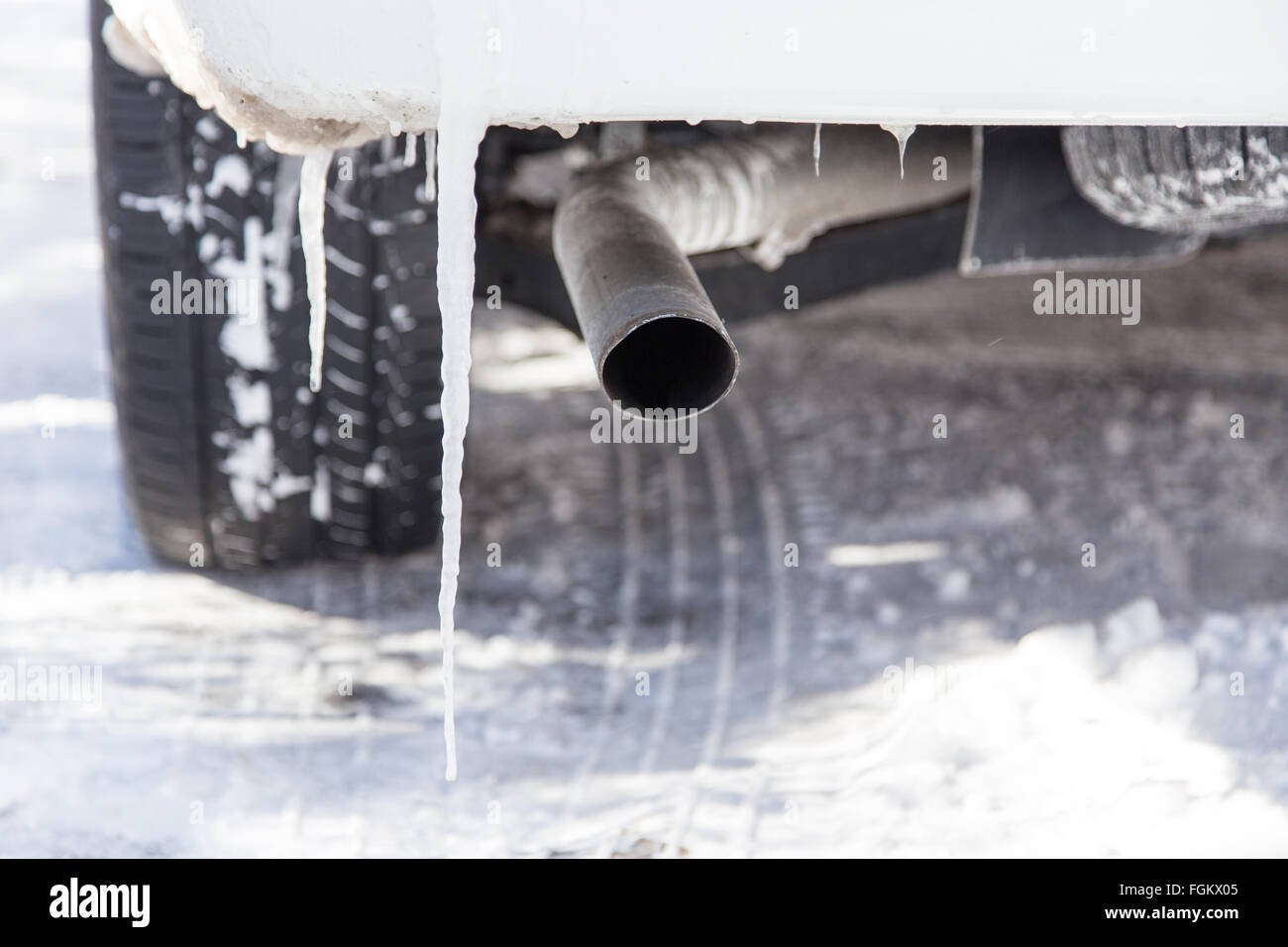 La formazione di ghiaccio sul retro la parte inferiore di una macchina in un gelido carraio Foto Stock