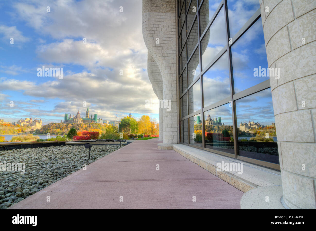 Vista del Palazzo del Parlamento a Ottawa dal bordo del museo di storia canadese Foto Stock