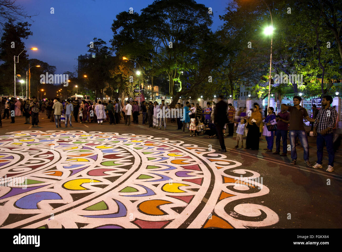 Dacca, Dhaka, Bangladesh. Xx Febbraio 2016. Il 20 febbraio 2016, Dhaka Bangladesh '"' popolo del Bangladesh venite a vedere le strade come parte della decorazione internazionale per la lingua madre Day celebrazione davanti alla lingua dei martiri monumento a Dhaka, nel Bangladesh. Internazionale di lingua madre giorno viene osservato il 21 febbraio di ogni anno per promuovere la diversità linguistica e culturale e il multilinguismo mentre la data rappresenta il giorno in 1952 quando gli studenti sono stati uccisi a dimostrazione del riconoscimento della propria lingua Bangla. © K M Asad/ZUMA filo/Alamy Live News Foto Stock