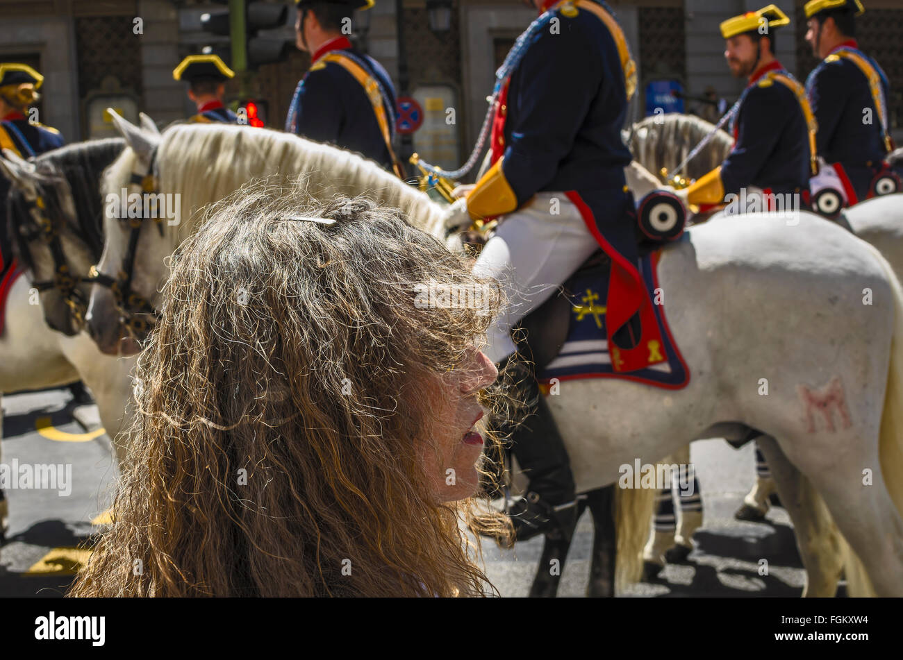 Vista di una donna con capelli biondi chiusa in uno dei cavalli bianchi in Calle Alcala, città di Madrid, Spagna Foto Stock