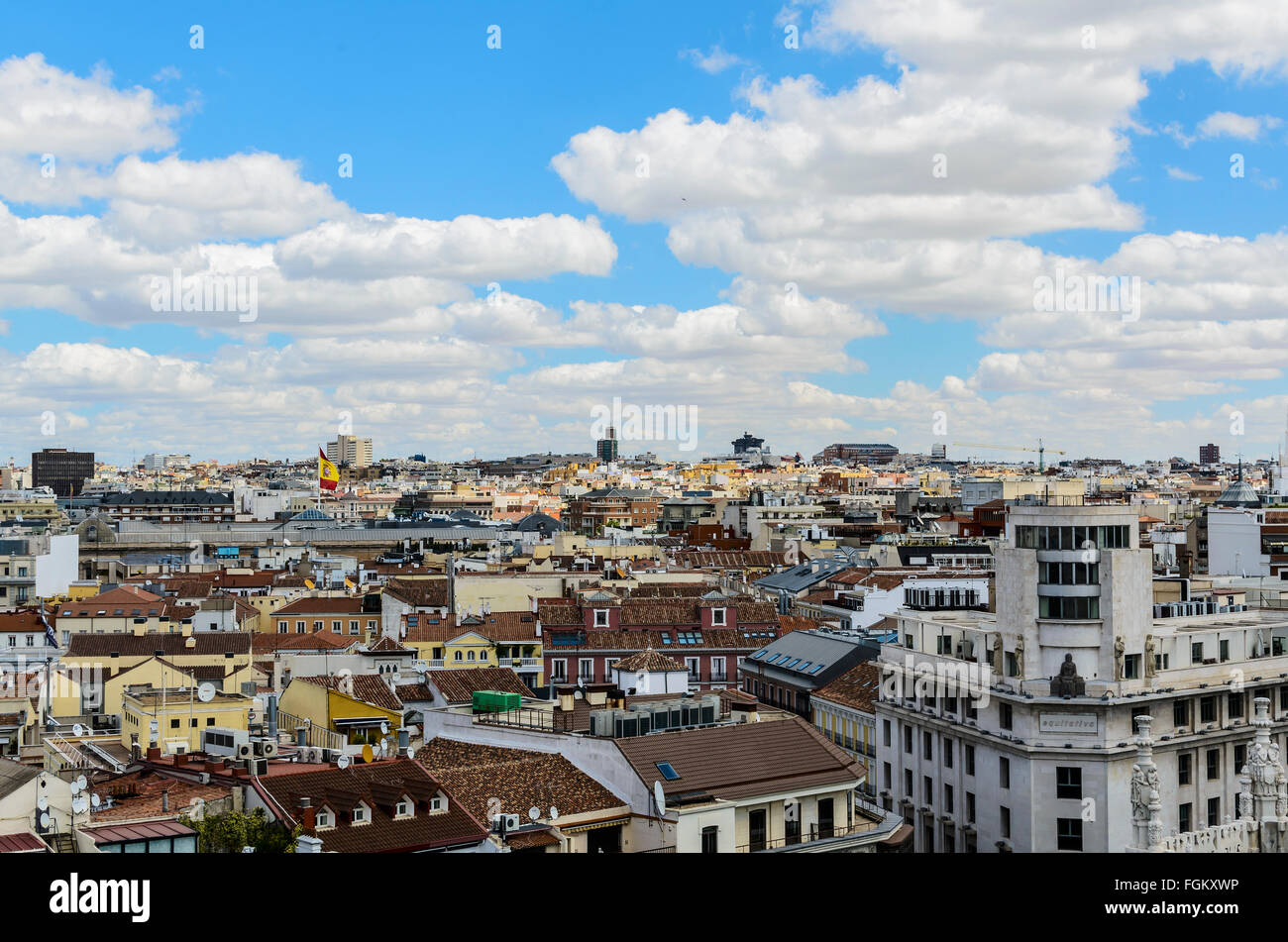 Vista di un soffitto marrone nel paesaggio urbano della città di Madrid, Spagna Foto Stock