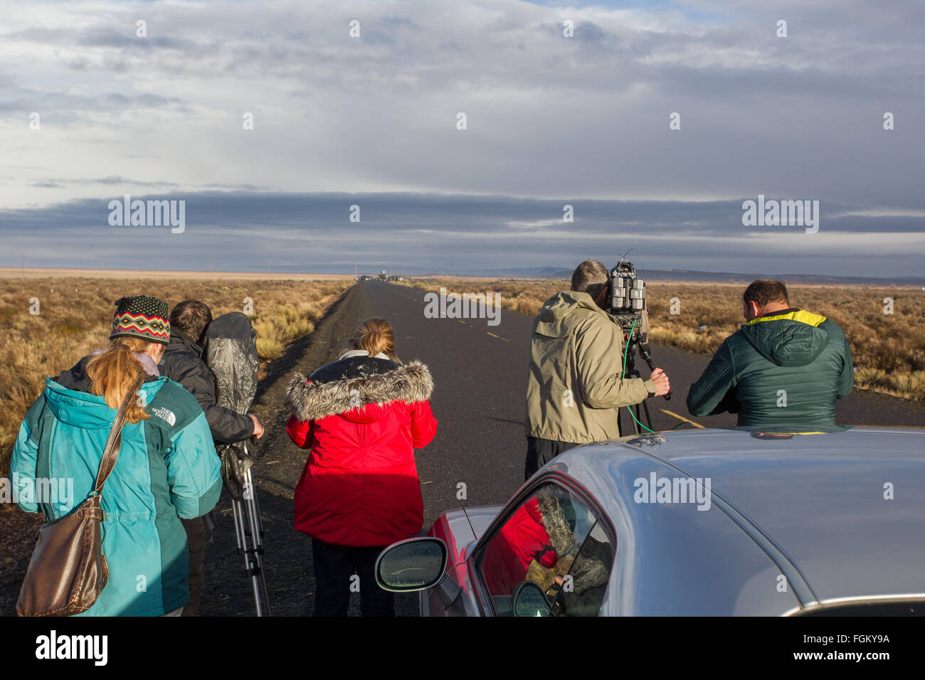 I membri della stampa film la strada federale blocco di un miglio o in modo da Malheur National Wildlife Refuge sede Foto Stock