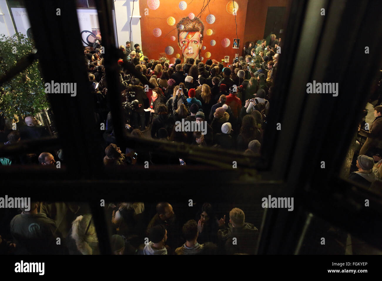 London 2016. Ventilatori rendere omaggio a David Bowie a un murale in Brixton dove era nato, London, Regno Unito foto: pixstory / Alamy Foto Stock
