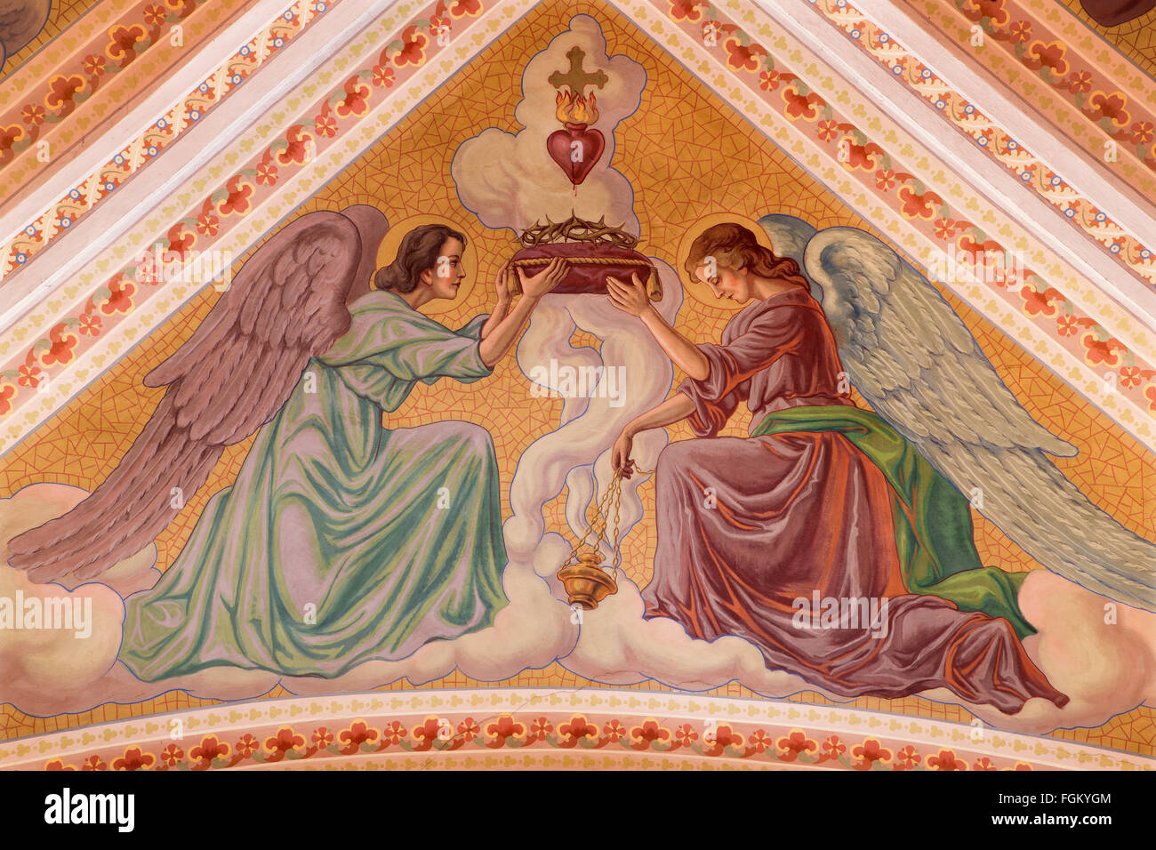 BANSKA STIAVNICA, Slovacchia - 5 febbraio 2015: Gli angeli con la hart con le fiamme, da P. J. Kern, (1910). Foto Stock