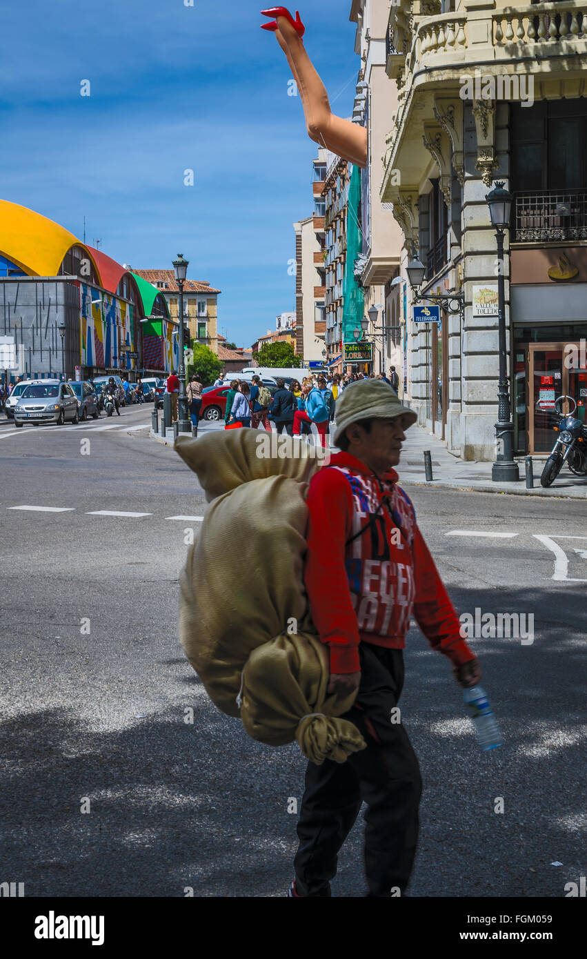 Vista di un uomo con un sacco di Latina square, città di Madrid, Spagna Foto Stock