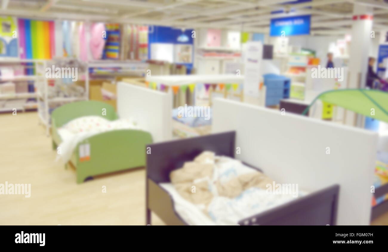 Biancheria da letto sfocata la selezione in un negozio Foto Stock