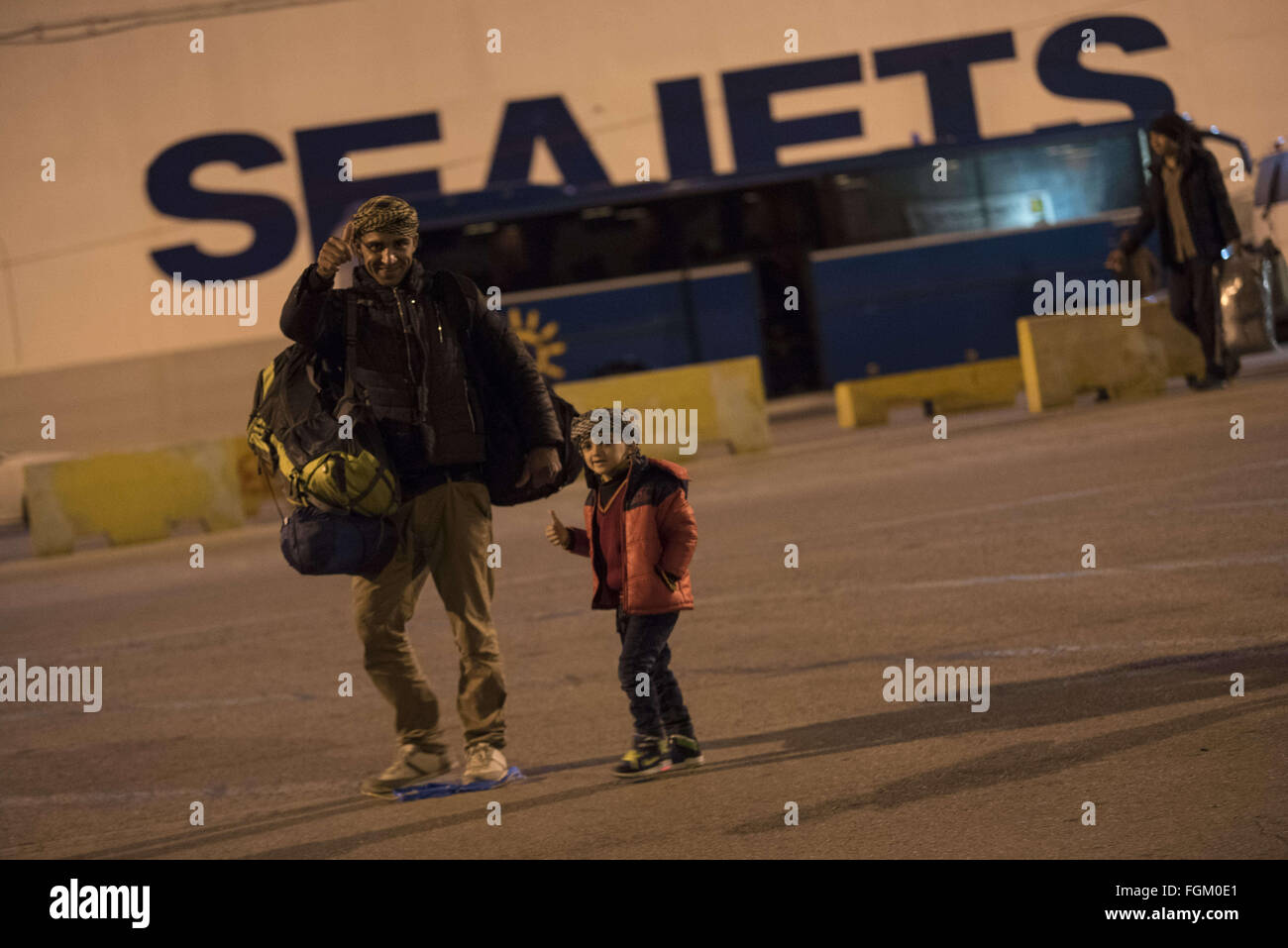 Atene, Grecia. Xx Febbraio 2016. Quasi due mila refugess arrivano al porto  del Pireo dopo la registrazione presso la Northeastern isole di Chio e Lesbo.  I flussi di profughi hanno ripreso come