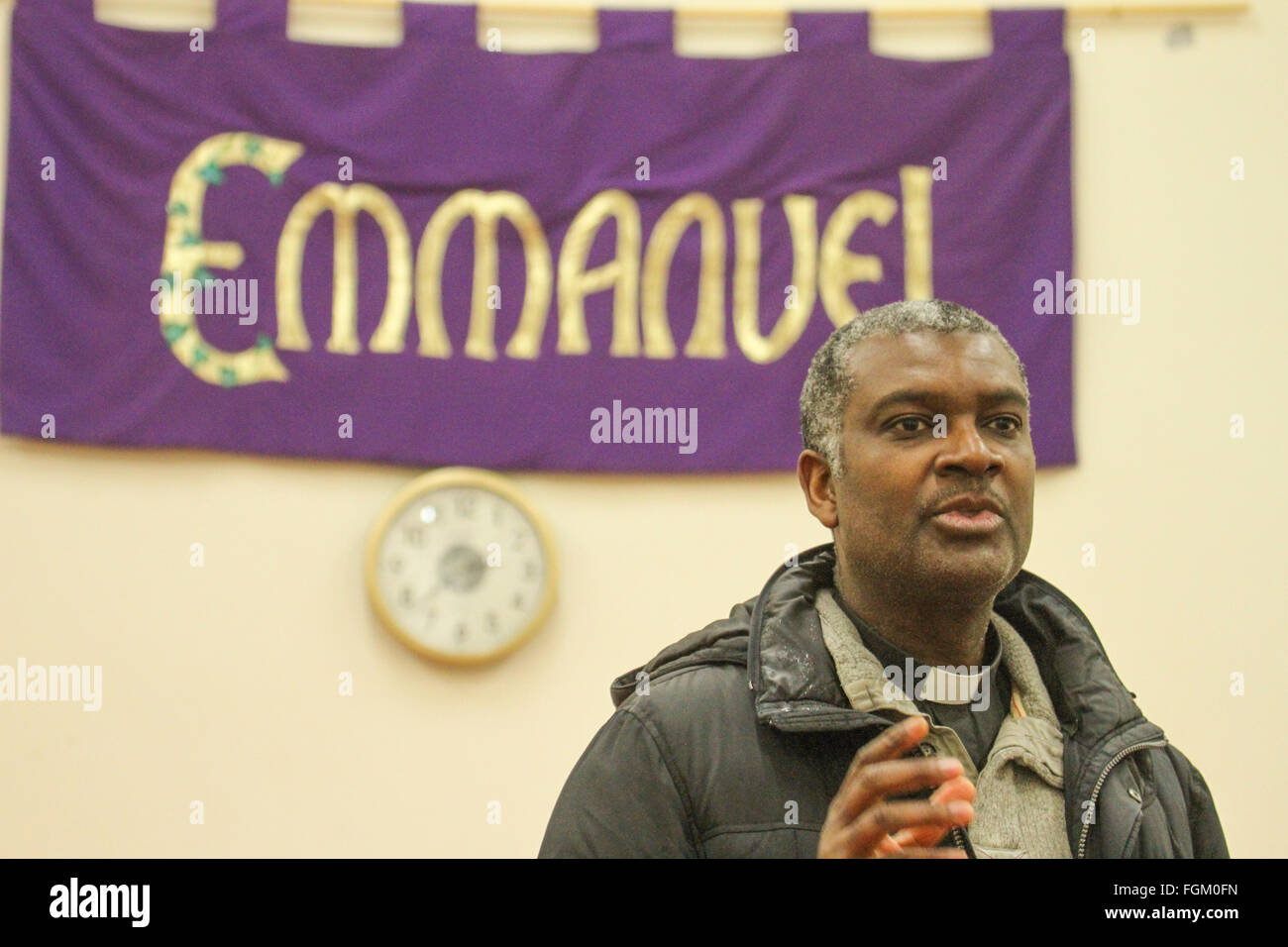 Londra, Regno Unito 20 Febbraio 2016. Rev Dr Chigor Chike welomes la pace Walkers a Emmanuel chiesa parrocchiale di Forest Gate Romford Rd. Leader di otto istituti religiosi in scena una pace a piedi sulla strada di Forest Gate nella zona est di Londra. Lo scopo della passeggiata è quello di incoraggiare uno stile di vita tranquillo entro il multiculturale e multiethincal borough che gli stabilimenti sono basati in. Newham ha uno dei più alti le minoranze etniche di tutti i distretti del paese. Credito: David mbiyu/Alamy Live News Foto Stock