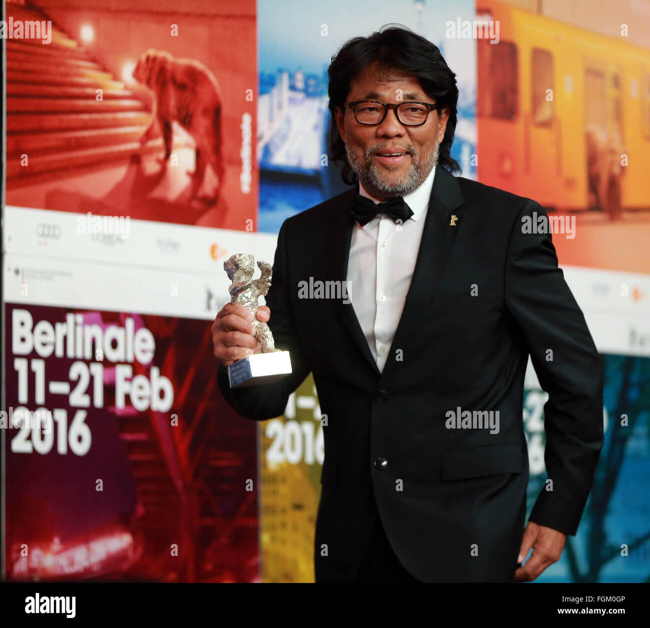 Berlino, Germania. Xx Febbraio 2016. Mark Lee Ping-Bing, regista del film 'Crosscurrent' (Chang Jiang Tu), partecipa a una conferenza stampa dopo aver ricevuto il suo Orso d'argento per lo straordinario contributo artistico in occasione della cerimonia di premiazione del 66 Berlinale Festival Internazionale del Cinema di Berlino, Germania, il 20 febbraio, 2016. © Luo Huanhuan/Xinhua/Alamy Live News Foto Stock