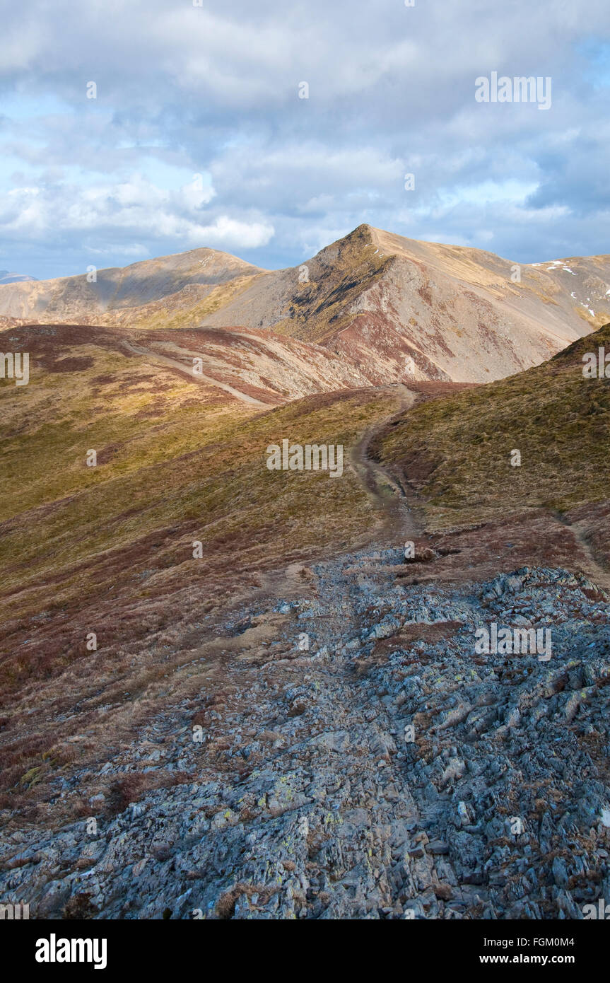 Vista lungo il sentiero di montagna fino al picco grasmoor. Foto Stock