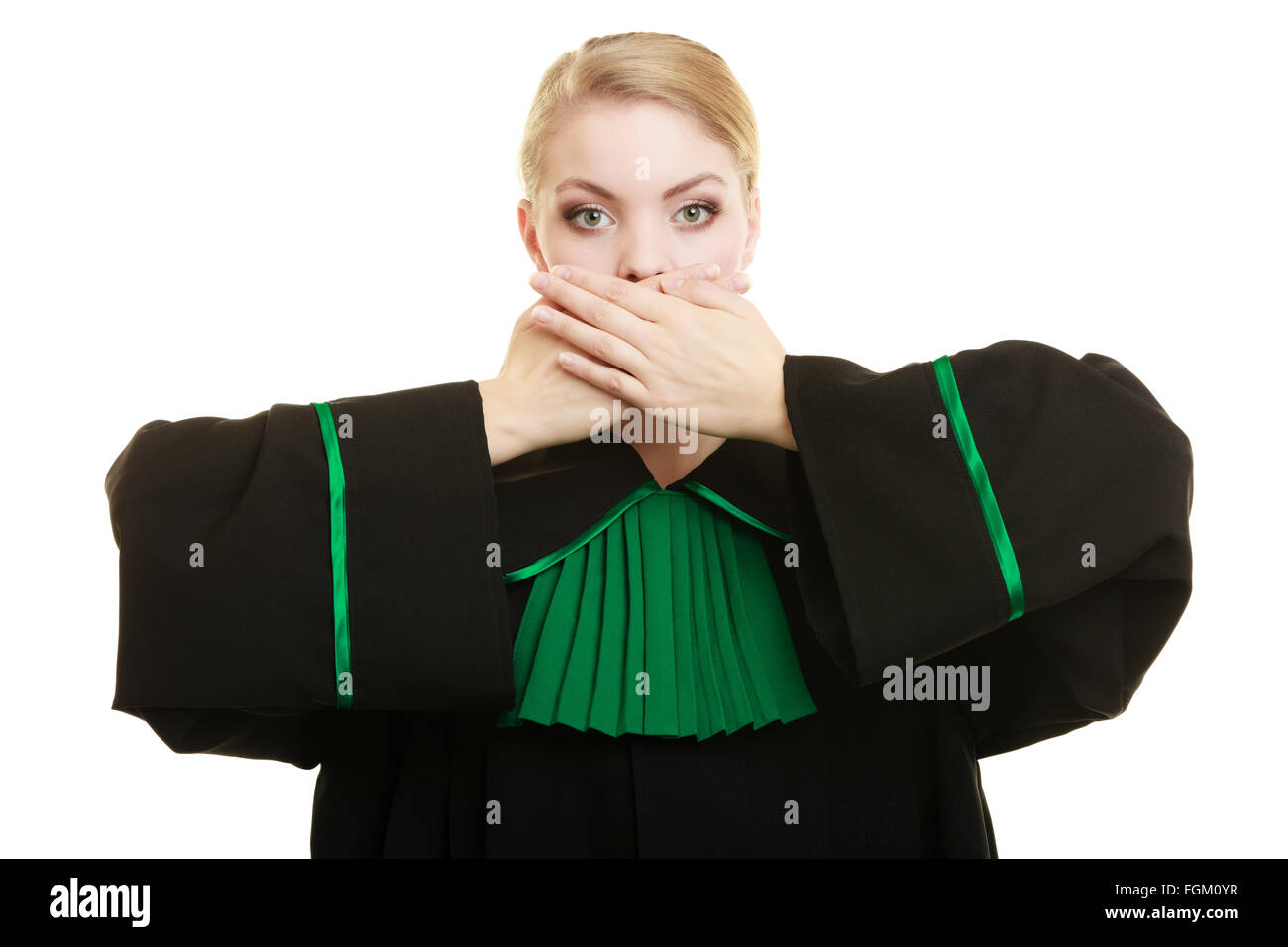 Le informazioni riservate. La legge o la Corte di giustizia concetto. La donna avvocato barrister indossando polacco classico abito nero che copre la bocca. Foto Stock