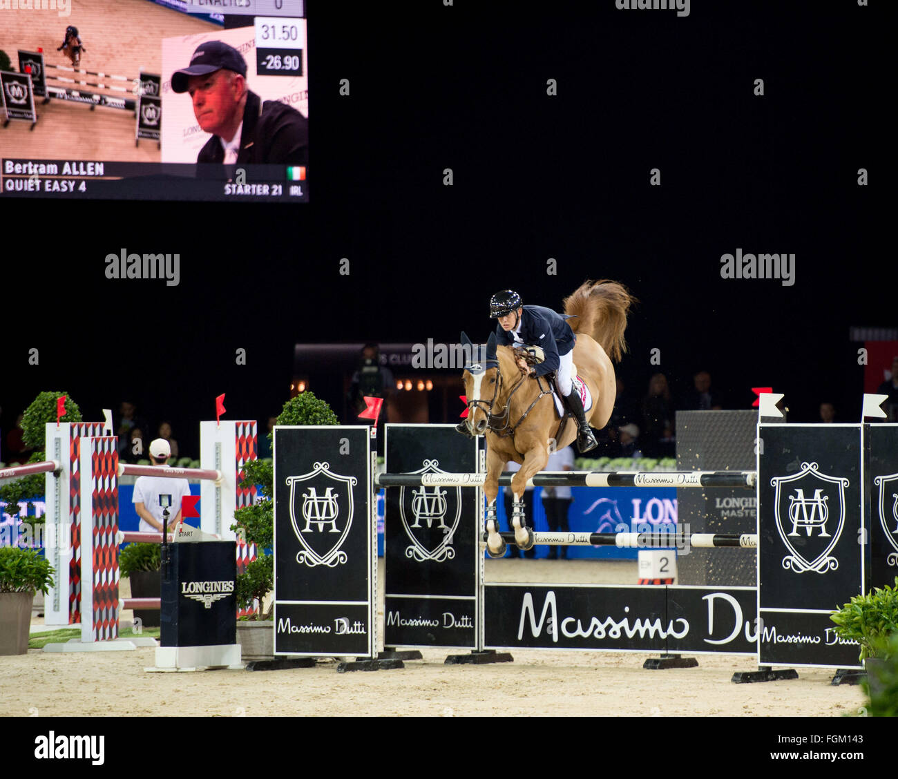 Hong Kong, Hong Kong, Cina. Xx Febbraio 2016. Il pilota irlandese BERTRAM ALLEN VINCE IL Longines Master di Hong Kong per la sfida di velocità tenendo prima dalle mani del leggendario pilota britannico John Whitaker.La gamba asiatica del Grand Slam Indoor di Show Jumping porta il mondo equestre di elite di piloti provenienti da 27 paesi per Hong Kong per una 3 giorni di eventi. John Whitakers immagine è mostrato sul grande schermo durante Allen round © Jayne Russell/ZUMA filo/Alamy Live News Foto Stock