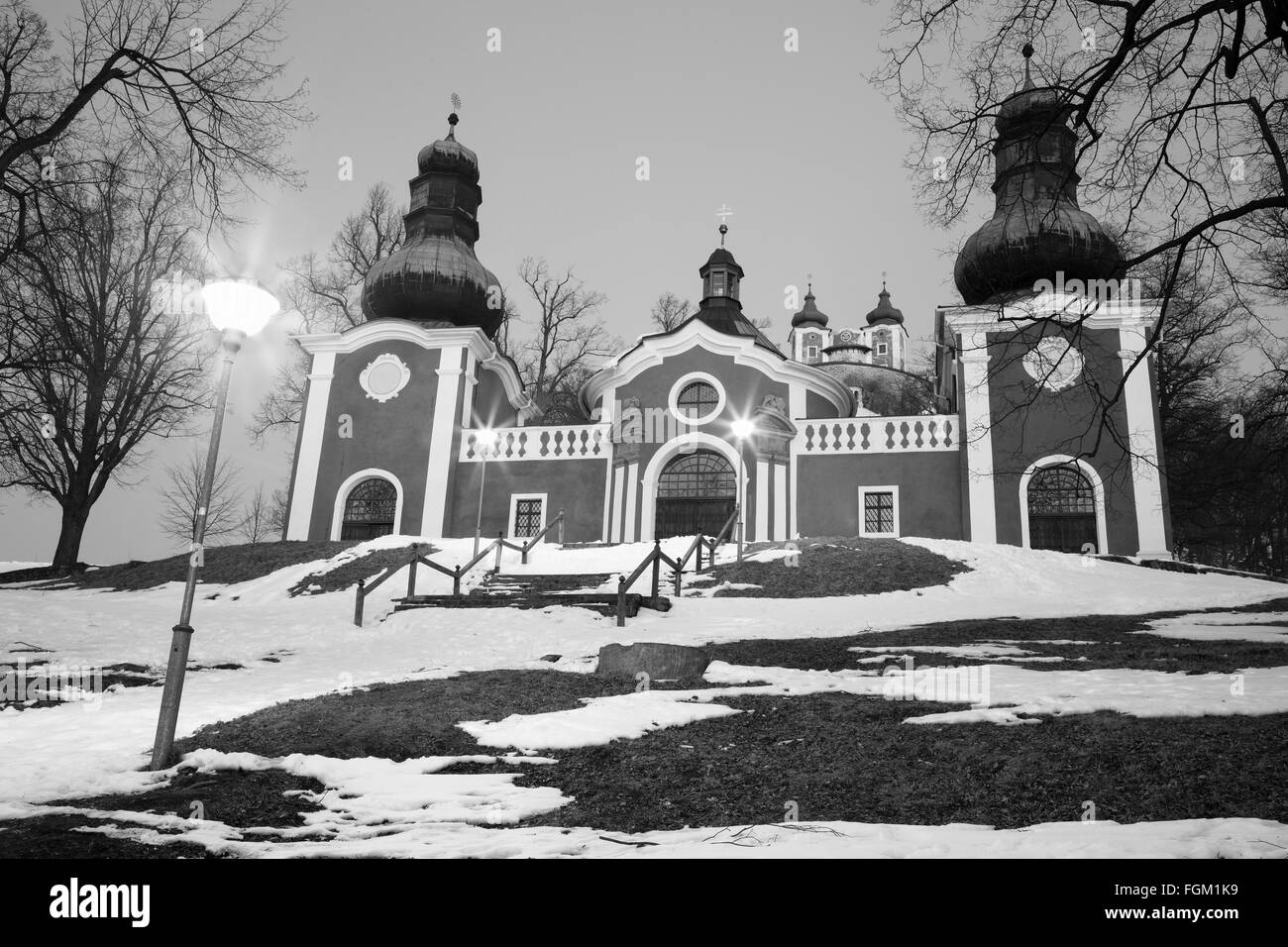 Banska Stiavnica - La chiesa inferiore del calvario barocco costruito negli anni 1744 - 1751 in inverno al tramonto. Foto Stock