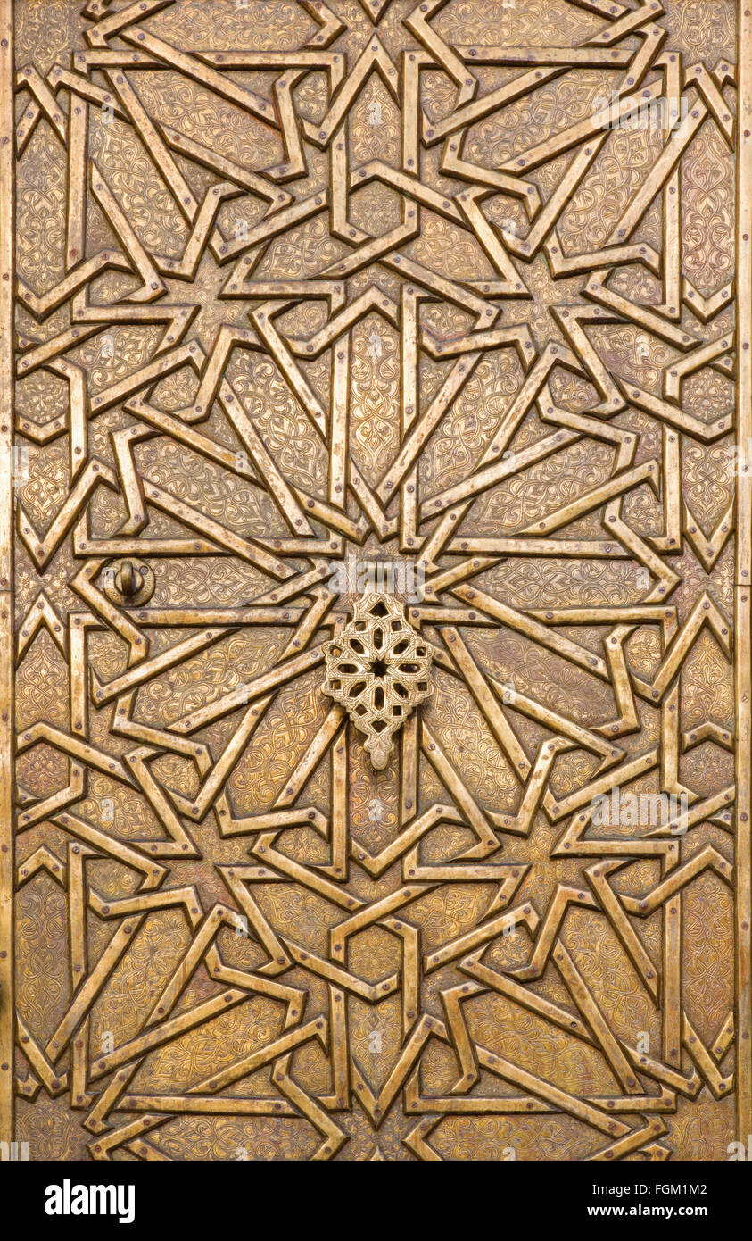 TEL AVIV, Israele - 2 Marzo 2015: la porta di metallo in stile arabo nella vecchia Jaffa sulla casa sulla piazza Kedumim. Foto Stock