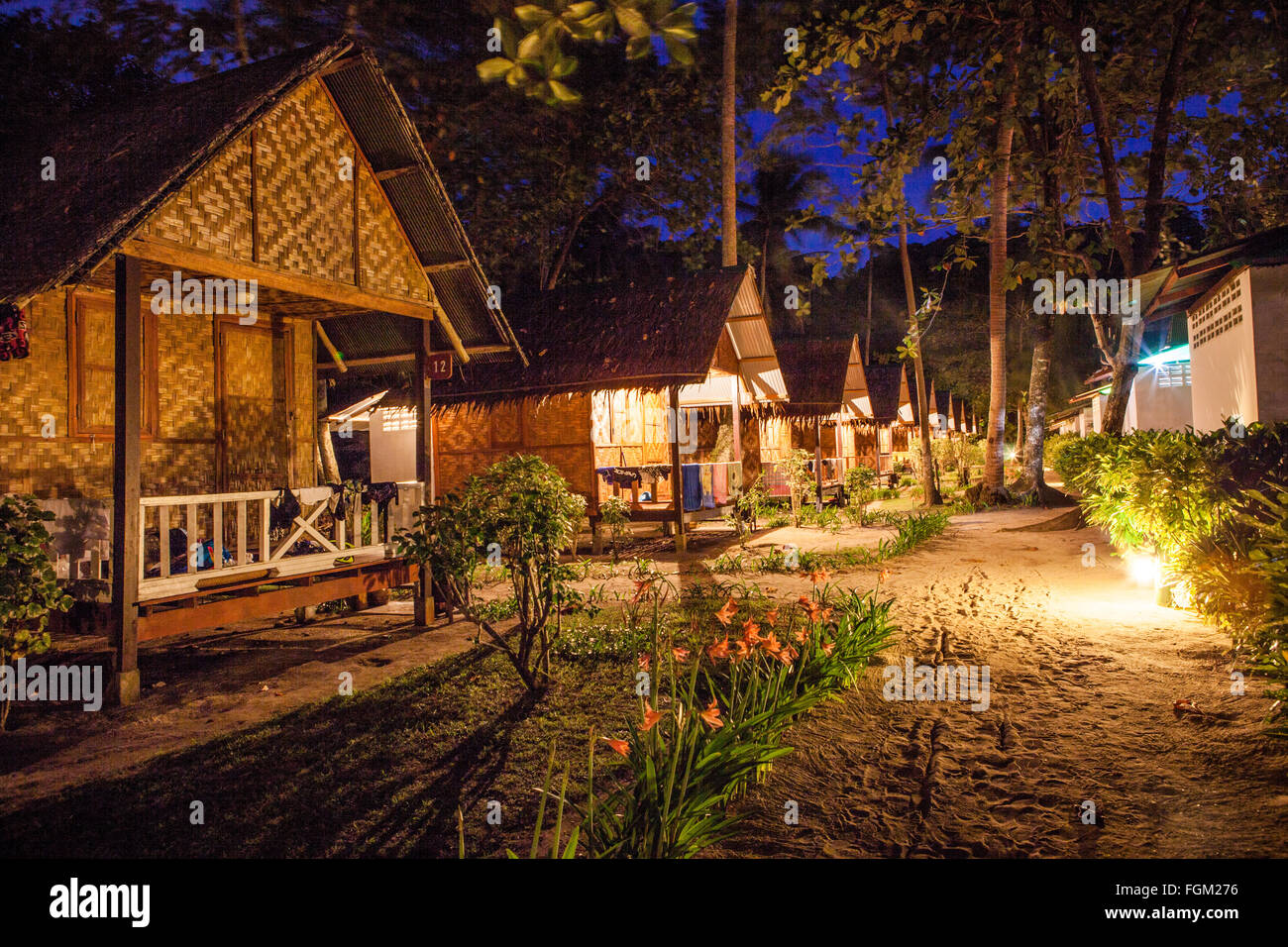 Una fila di holiday bungalow sulla spiaggia in Thailandia di notte Foto Stock
