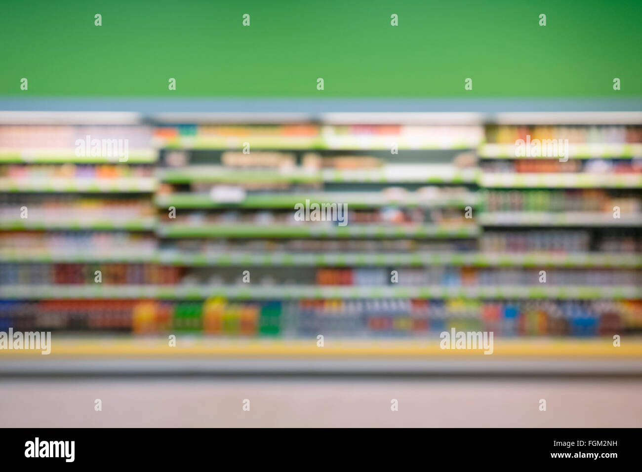 Sfocati e immagini sfocate di supermercato scaffalature Foto Stock