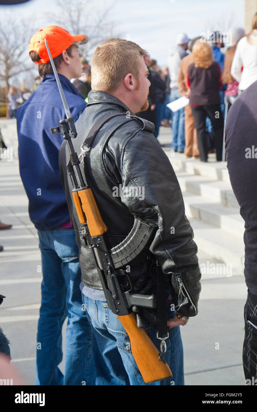 (20 febbraio 2016) i proprietari di pistola al rally Idaho Capitol passi a sostegno di una proposta costituzionale Carry " legge che permetterebbe ai cittadini di portare armi senza permessi se nascosta o non. DAVID R. FRAZIER/ALAMY LIVE NEWS Foto Stock
