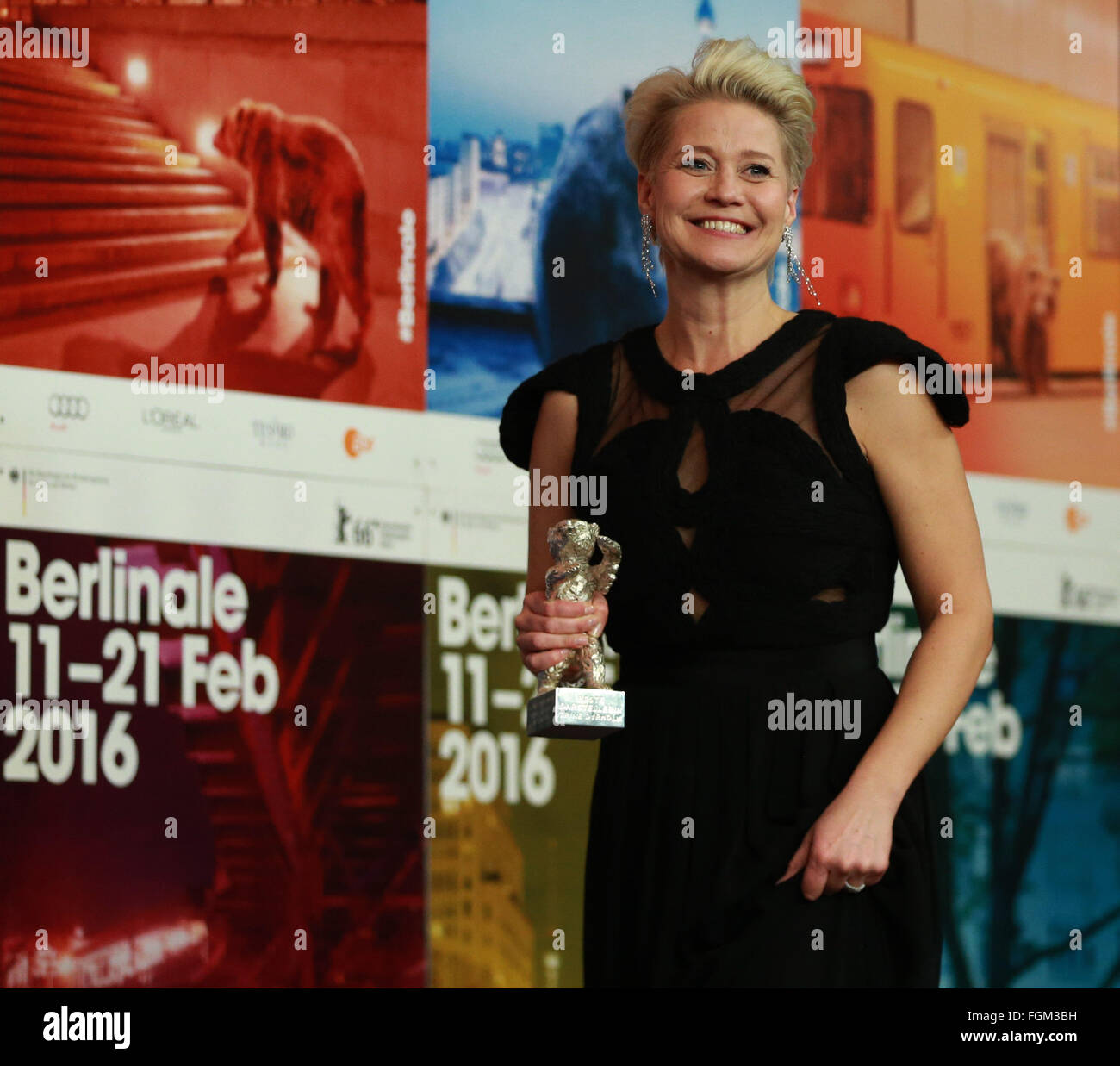 Berlino, Germania. Xx Febbraio 2016. Attrice danese Trine Dyrholm tenendo l'Orso d'argento per la miglior attrice per il film 'comune' partecipa a una conferenza stampa dopo la cerimonia di premiazione del 66 Berlinale Festival Internazionale del Cinema di Berlino, Germania, il 20 febbraio, 2016. © Luo Huanhuan/Xinhua/Alamy Live News Foto Stock