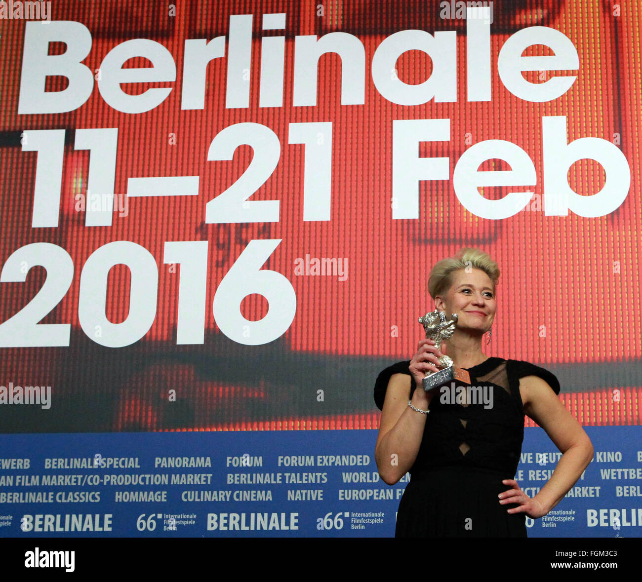 Berlino, Germania. Xx Febbraio 2016. Attrice danese Trine Dyrholm tenendo l'Orso d'argento per la miglior attrice per il film 'comune' partecipa a una conferenza stampa dopo la cerimonia di premiazione del 66 Berlinale Festival Internazionale del Cinema di Berlino, Germania, il 20 febbraio, 2016. © Luo Huanhuan/Xinhua/Alamy Live News Foto Stock