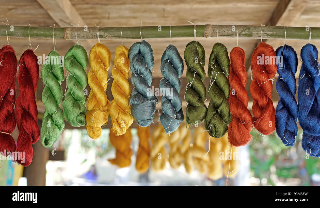 La produzione della seta processo grezzo colorato filo di seta Foto Stock