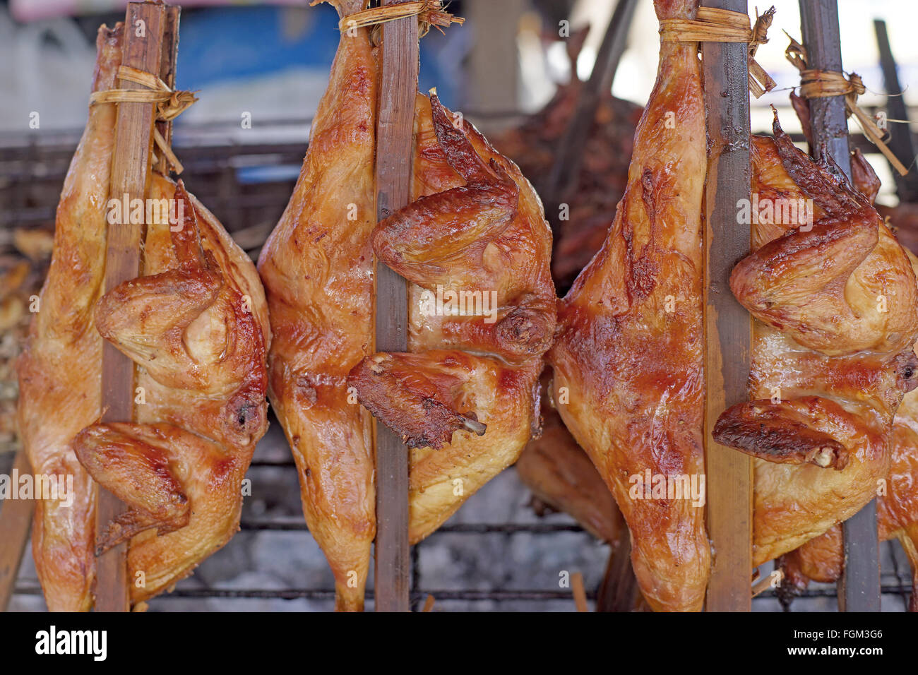 Pollo alla griglia sulla griglia alla strada del mercato Foto Stock