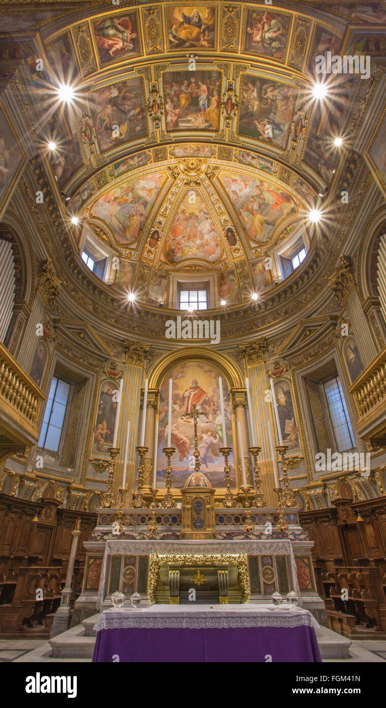 Roma, Italia - 25 Marzo 2015: il presbiterio della chiesa di San Marcello al Corso con affresco di Francesco Salviati (1563). Foto Stock